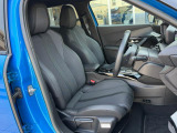 シートはファブリック&テップレザー仕様です。ホールド感のあるフロントシートは長時間の運転でも疲労感を感じさせず、腰への負担も軽減させます。
