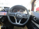 ステアリングスイッチがついています。オーディオの操作が手元でできるので便利で安心ですね♪