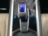 ハイブリッド専用セレクトレバーです。シフトチェンジを電子信号で送信するセレクトレバーを採用していますので、軽快でスマートな操作を楽しめます。