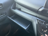 助手席の前には薄型BOXティッシュがスッポリ入る収納もついてます!!