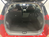 【ラゲッジルーム】後部座席を倒せば大きな荷物も積むことが出来ます!!