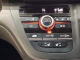 セレクトレバーの左側にプラズマクラスター付き・オートエアコンがついてますので簡単操作で快適に過ごせます。シートヒータースイッチ内蔵で前席の左右別々にHiとLoの2段階で温度設定ができます。