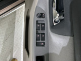 狭い駐車場で便利な電動格納ドアミラーが付いています。