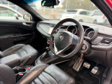 程よくコンパクトで運転しやすいコックピット廻り