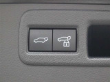 ハンズフリーパワーバックド(挟み込み防止機能・停止位置メモリー機能付)が装備されています。スマートキーを携帯していれば、リヤバンパーの下に足を出し入れするだけでバックドアが自動開閉します。