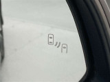 ブラインドスポットモニター(BSM)を装備しています。隣を走る車両が死角に入るとミラー内LEDインジケーターが点灯。さらに、ウィンカーを出すとインジケーターが光って点滅して注意を促してくれます。