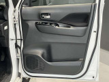 全席パワーウィンドウ付です。ドアの内側にも収納スペースやドリンクスペースがあってとっても便利。