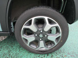 スタイリッシュなアルミホイール☆ホイールには少し傷がございます。タイヤの溝もバッチリです!!