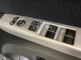 ハンドルの右側に電動格納付きパワーミラーの操作スイッチがついています。左右のサイドミラーの角度調節も微調整ができて便利です。パワーウインドウは運転席でドア4枚とも上下の操作ができるようになっています。