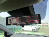 インテリジェントルームミラー カメラで捕らえた映像が映りますので車内の荷物や人も後ろの視界を遮りません。通常のルームミラーとしても使えます。