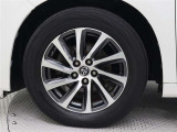 純正アルミホイールは精度が高く、走行の安定性が優れています。タイヤサイズ225/60R17