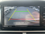 【バックモニター】後方の障害物や歩行者を確認できるバックモニター。狭い駐車場や混雑した場所でも安心して車を操作できます。