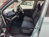 助手席もゆとりある設計で、乗り降りしやすく快適に過ごせる空間です。同乗者の方にも安心してお乗りいただけます。