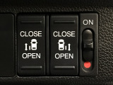 【両側パワースライドドア】両側がパワースライドドアになっており、運転席のスイッチやスマートキーでも開閉が可能です!開口部も広いので乗り降りも楽々♪