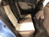 【後部座席】も当然、綺麗・清潔に仕上げております。内装の綺麗なお車は気持ちが良いですし、コンディションのいい車が多いです。これもオススメの1台です。