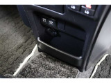 給電用USBポートが2口装備されています。車内にあると便利なアイテムのひとつですね!充電中のスマホなどの置き場に便利なポケットも備えています。 給電用USBポートは後席にも装備されています。
