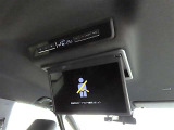 後席モニター装備:セカンドシート・サードシートにご乗車の方は、ドライブ中も天井部についているモニターでTV等をお楽しみ下さい♪♪使用しない時は、画面を天井部分に格納できます!