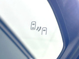 【ブラインドスポットモニター】走行中、ドアミラーの死角になりやすい箇所に後続車が接近するとサイドミラーのレンズに警告を表示!ドライバーに注意喚起をしてくれます。