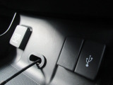USBジャック付きです。全車、弊社専門スタッフによる内外装クリーニングを実施しております。綺麗な状態でご納車いたします。