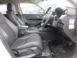運転席、助手席ともに広々しています。また足元の広さだけでは無く、シートも大きめにしていますので体をしっかりと支え、長時間運転でも疲れが出にくい設計にしています。