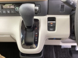 シフトはインパネシフト、パーキングブレーキは電子制御となっています。