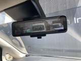 インテリジェントルームミラーです。人や物で視界が遮られてても、車体後部のカメラ映像に切り替えることにより、クリアな後方視界を実現しています。