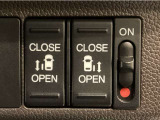 【両側パワースライドドア】両側がパワースライドドアになっており、運転席のスイッチやスマートキーでも開閉が可能です!開口部も広いので乗り降りも楽々♪