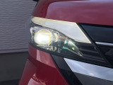 【LEDヘッドライト】悪天候や夜間走行時も良好な視界を確保し安心して運転できる高輝度LEDヘッドライトを装備!点灯速度が早く、消費電力も抑えられています。