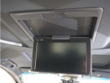 【リア席モニター】ナビゲーションと組み合わせることで、走行中でも後席ではテレビやDVDを楽しめます。