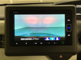 ギヤをR(バック)に入れるとナビの画面に後ろの映像が映るリアカメラ付です。後退時、コンディションが悪い視界でもカラーバックモニターがドライバーをサポートします。