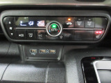オートエアコンは操作が楽々♪フロント左右シートヒーターも装備しています。USBジャック付きです。