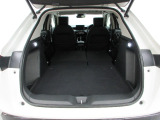 リヤシートを畳むと荷室がさらに広くなります。