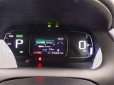 とっても見やすいメーターです。夜間時はラグジュアリーな気分にさせてくれる照明が魅力ですので、夜のドライブも楽しみになりますよ♪