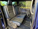後部座席も気になるようなキズ・汚れやへたり等、大きなダメージはなく、良好な状態です。