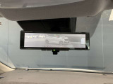 後方ピラーや荷物、後席の同乗者やガラスのくもりなど、視界が妨げられた場合でも、後方カメラからの映像で安全を確認することができます。