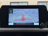 バックガイドモニター付きです。車の後方に小型カメラが付いており、バックする際の後方の様子をモニター上に表示します。