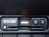 ■【ETC車載器】が装備されています。セットアップをしてお渡しとなり、ETCカードを差し込むだけで高速道路の利用が可能です。
