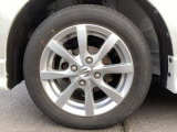 14インチ純正アルミホイール装備です。シンプルなスポークタイプのホイールです。