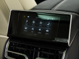 後部座席中央部にタッチパネルがございますので、こちらから空調や音響の調整を行っていただけます。