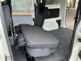 セカンドシートは分割可倒式です!荷物の量や形にあわせられますね