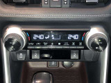 左右独立温度コントロールフルオートエアコンです。運転席、助手席それぞれで独立して温度設定ができます。冷え性の方が乗っても安心ですね♪