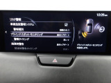 車線変更時における運転者の後方確認を支援するシステムです。自車の後方から接近する車両を検知すると、各種表示と警報音で運転者に危険を知らせます。
