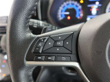 ステアリングスイッチ付き。前方から目を離すことなく操作することが可能です。