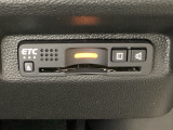 ハンドルの右下にETCがついています。高速道路の料金所の通過も楽々です!。 カードの取り出しもしやすい場所についています。