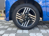 純正アルミホイール。タイヤサイズは155/65R14です。