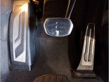 【ペダル】BMWはオルガン式アクセルペダルを採用しています。踏み込む足とペダルが同じ軌跡を描くため、かかとがずれにくく、アクセルコントロールがよりしやすくなるメリットがあります。