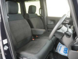 運転席のスペースはゆったりしていて、視界も広く確保されているので普段の運転からロングドライブまで快適です。