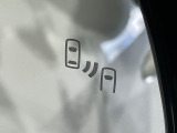 【ブラインドスポットモニター】走行中、ドアミラーの死角になりやすい箇所に後続車が接近するとサイドミラーのレンズに警告を表示!ドライバーに注意喚起をしてくれます。