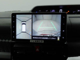 【パノラマモニター】上からの映像を表示。前後左右のカメラで合成し、運転席からの目視だけでは確認しにくい状況をリアルタイムで見晴らせます