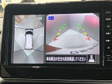 【アラウンドビューモニター】車を上から見下ろしているかのような映像で周囲の状況がひと目で確認、狭い駐車場に駐車するときも安心です♪